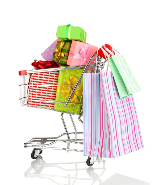 Kerstmis geschenken en winkelen in trolley geïsoleerd op wit — Stockfoto