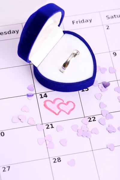 Notas sobre el calendario (día de San Valentín) y anillo de bodas, primer plano — Foto de Stock