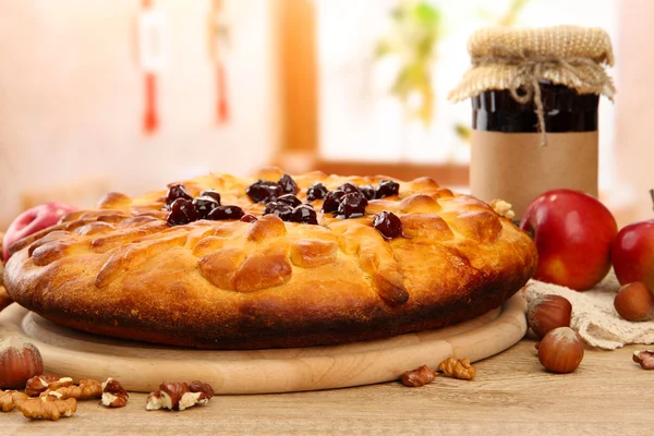 Вкусный домашний пирог с джемом и яблоками, на деревянном столе в кафе — стоковое фото