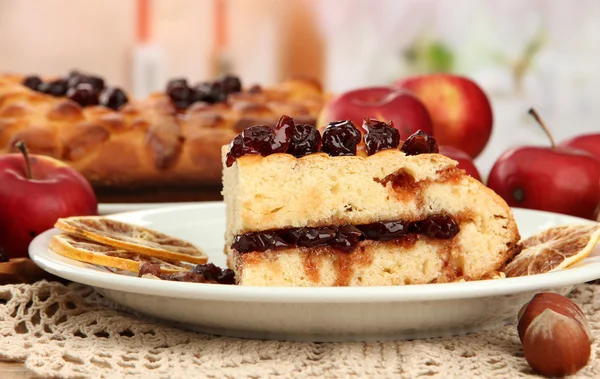 Slice of tasty homemade pie with jam and apples, on wooden table — Stock Photo, Image