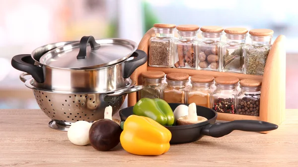 Složení kuchyňské nástroje, koření a zeleniny na stole v kuchyni — Stock fotografie