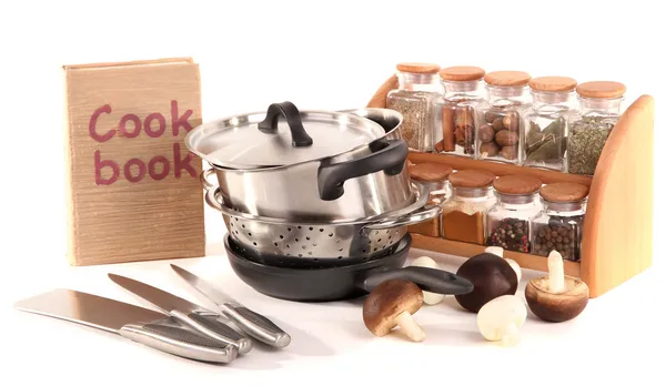 Composición de utensilios de cocina, especias y verduras aisladas en blanco —  Fotos de Stock