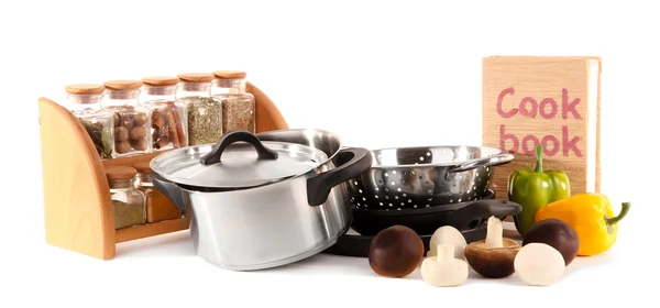 Mutfak araçları, baharatlar ve sebzeler üzerinde beyaz izole kompozisyon — Stok fotoğraf