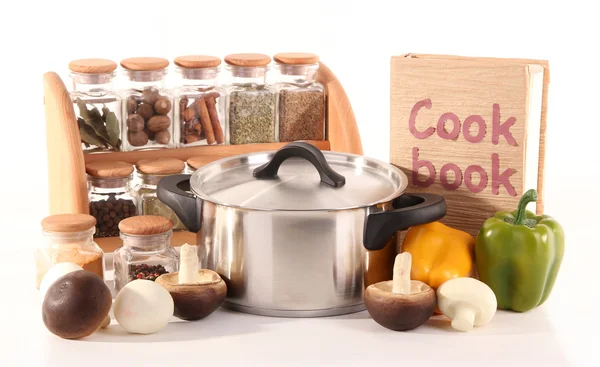 Composizione di utensili da cucina, spezie e verdure isolate su bianco — Foto Stock