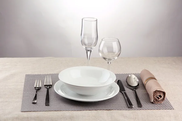 灰色の背景上のテーブルの設定 — ストック写真