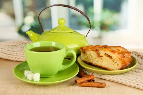 Tasse de thé avec écharpe sur la table dans la chambre — Photo