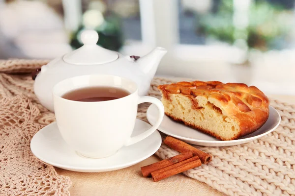 Kopje thee met sjaal op tafel op kamer — Stockfoto