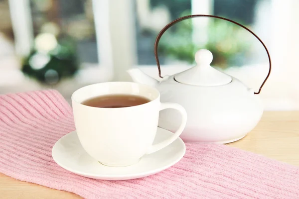 Φλιτζάνι τσάι με μαντήλι στο τραπέζι στην αίθουσα — Φωτογραφία Αρχείου