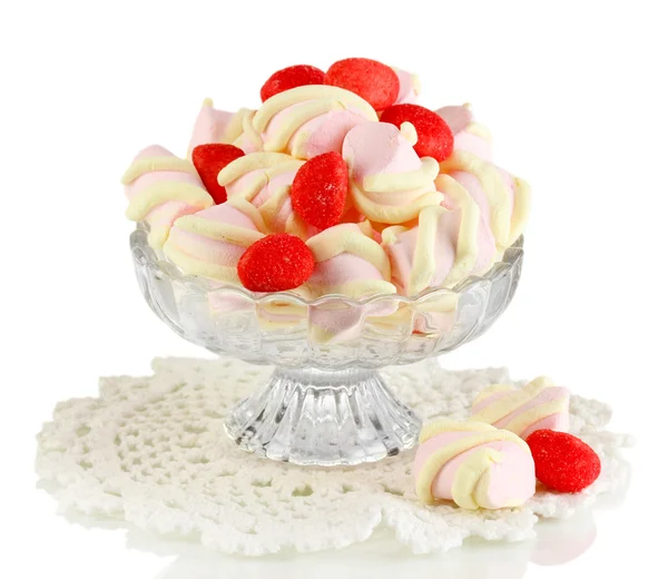 Zachte marshmallow in glazen vaas geïsoleerd op wit — Stockfoto