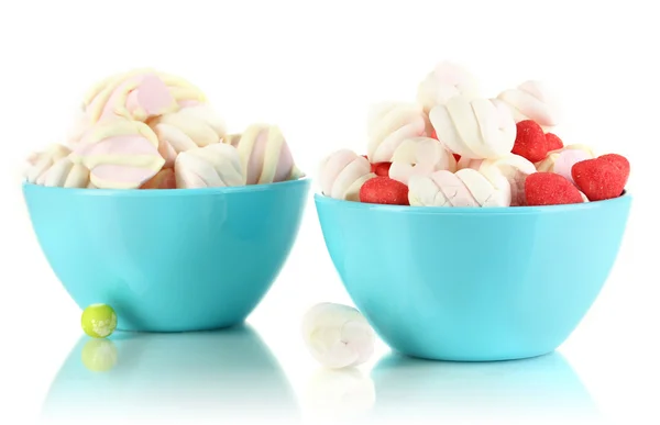 Mild marshmallow i skålar isolerad på vit — Stockfoto