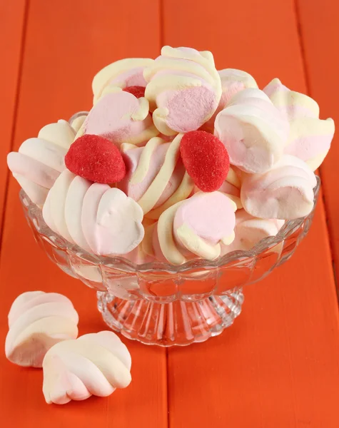 Marshmallow delicato in vaso di vetro su tavolo di legno primo piano — Foto Stock