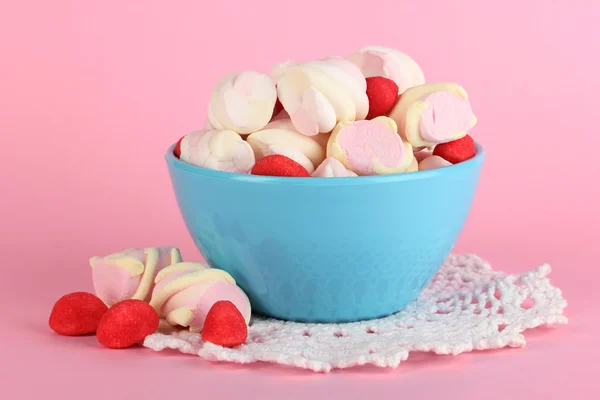 Szelíd marshmallow tálba rózsaszín háttér — Stock Fotó