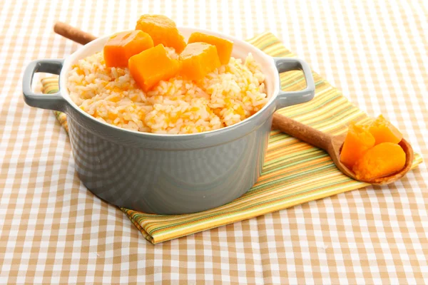 Prove mingau de arroz com abóbora em panela no fundo da toalha de mesa — Fotografia de Stock