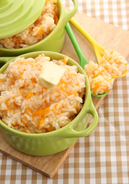 Pruebe la papilla de arroz con calabaza en cacerolas sobre fondo de mantel —  Fotos de Stock