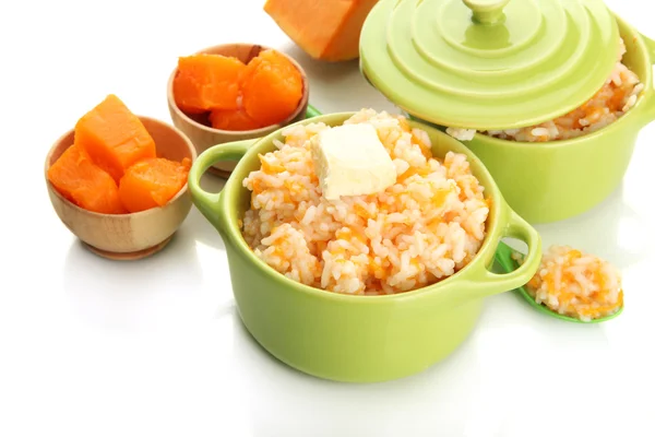 Goût de bouillie de riz à la citrouille dans des casseroles, isolé sur blanc — Photo