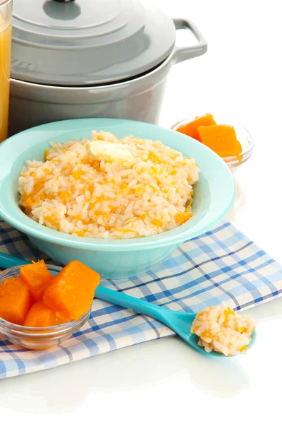 Prove mingau de arroz com abóbora em tigela azul, isolado em branco — Fotografia de Stock