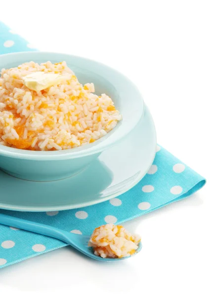 Pruebe la papilla de arroz con calabaza en un tazón azul, aislado en blanco — Foto de Stock