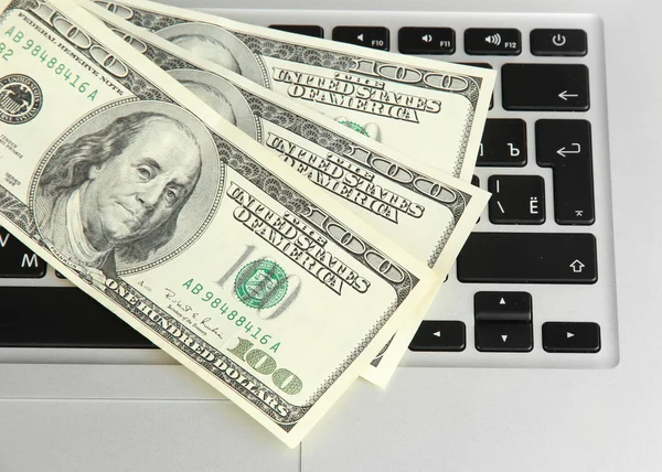 Geld op laptop close-up — Stockfoto