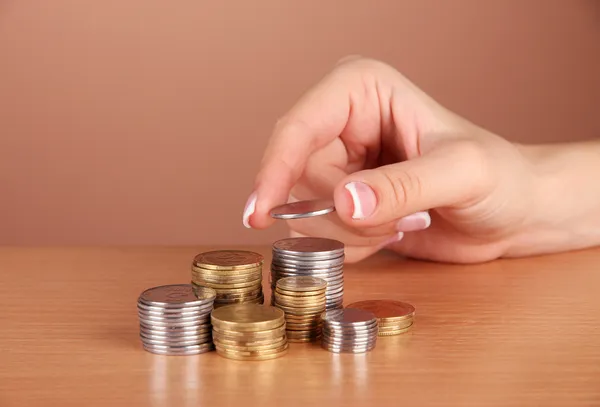 Mulher mão com moedas, close up — Fotografia de Stock