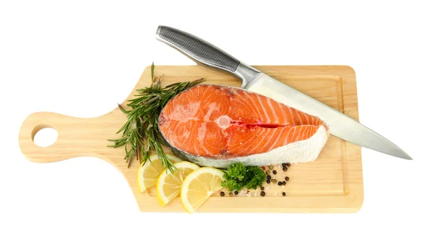 Свіжий стейк з лосося на обробній дошці, ізольований на білому — стокове фото