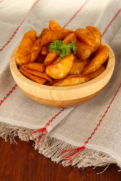 Aptitretande byn potatis i skål på träbord närbild — Stockfoto