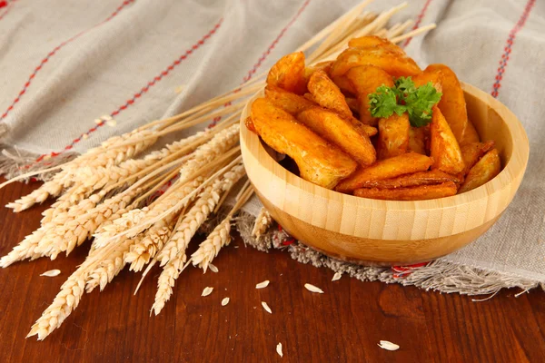 Batatas da aldeia apetitosas em tigela na mesa de madeira close-up — Fotografia de Stock