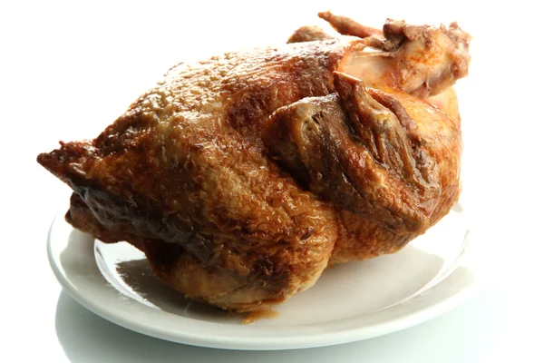 Вкусная целая жареная курица на тарелке, изолированные на белом — стоковое фото