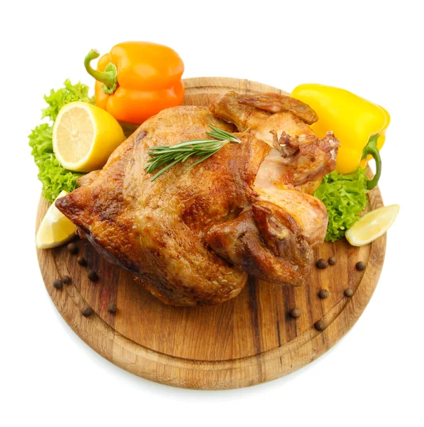 Geheel gebraden kip op houten plaat met groenten, geïsoleerd op wit — Stockfoto