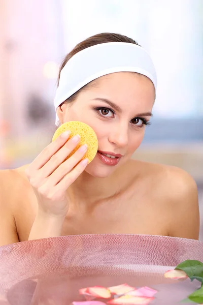 Junge Frau wäscht sich ihr Gesicht. Foto: Make-up-Entferner — Stockfoto
