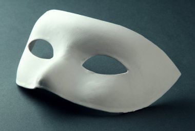 gri zemin üzerine beyaz maske
