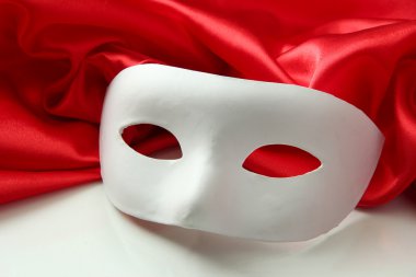 Beyaz maske ve üzerinde beyaz izole kırmızı ipek kumaş