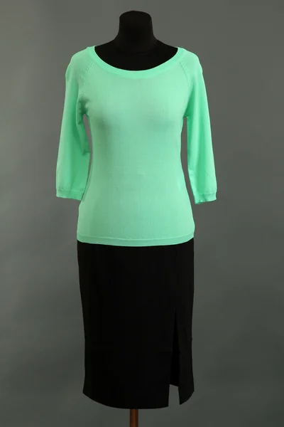 绿松石的衬衫和黑色裙子上灰色的背景上的人体模特 — 图库照片