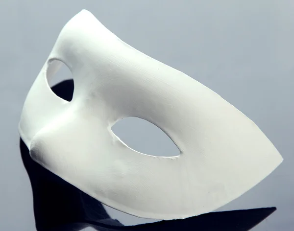 Gri zemin üzerine beyaz maske — Stok fotoğraf