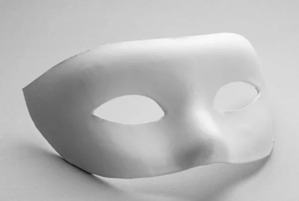 Masque blanc, sur fond gris — Photo