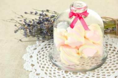 uçan daire üzerinde Marshmallows ışık arka plan şeffaf kapaklı