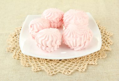 açık renkli plaka üzerinde Marshmallows