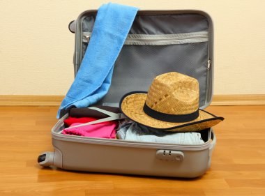 Gümüş çanta giyim odası ile açın.