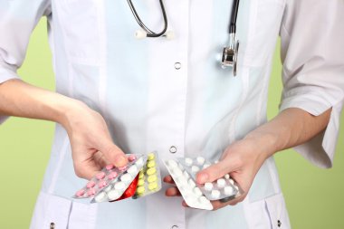 kadın doktor el hapları, renkli arka plan üzerinde tutarak yakın çekim