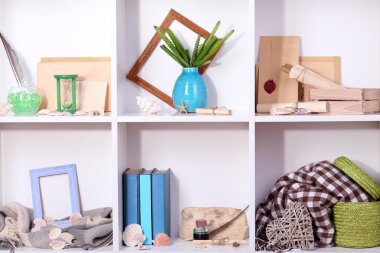 güzel beyaz raf farklı seyahat ile ilgili nesneler