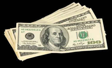 yüz dolar banknotlar yakın çekim üzerine siyah izole yığını