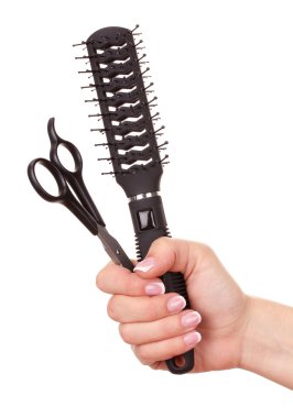 renk tarak ve üzerinde beyaz izole kadın elinde makas