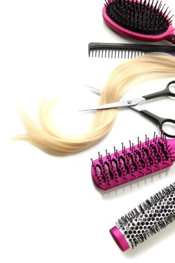 Tara fırçalar, saç ve üzerinde beyaz izole kesme makası
