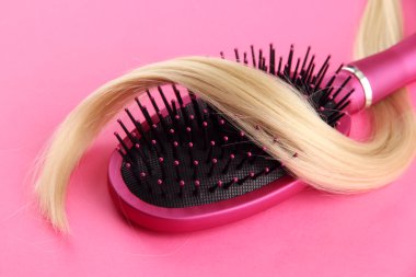 saçları, pembe bir arka plan üzerinde fırça tarak