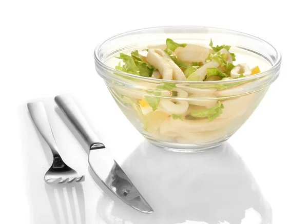 Salada de anéis de lula, limão e alface em uma tigela de vidro isolada em branco — Fotografia de Stock