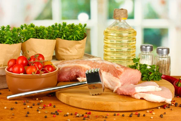 Composição de carne crua, legumes e especiarias em close-up de mesa de madeira — Fotografia de Stock