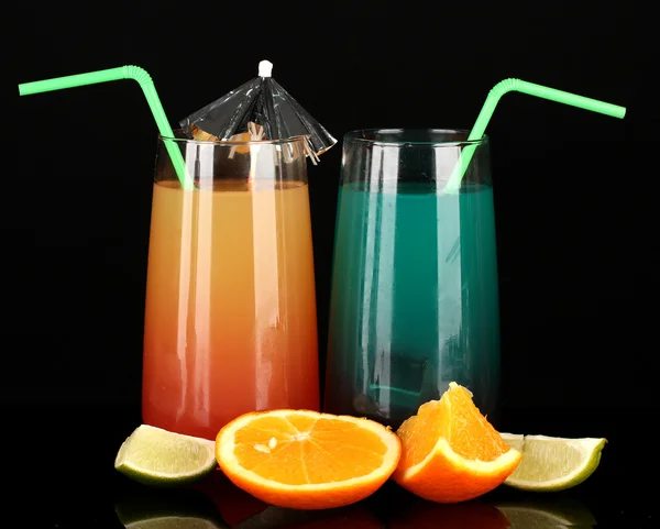 Two cocktails isolated on black — Stock Photo, Image