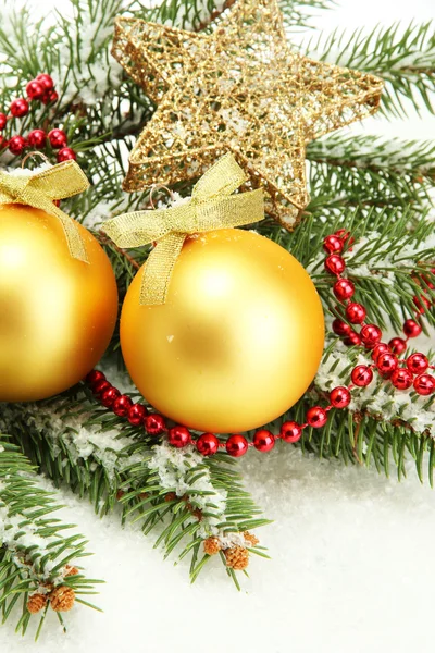 Boules de Noël sur sapin avec neige, isolées sur blanc — Photo