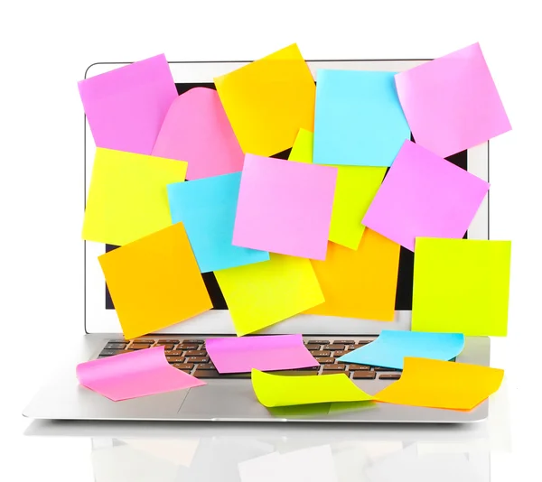 Boş etiketleri üzerinde beyaz izole olan dizüstü bilgisayar — Stok fotoğraf