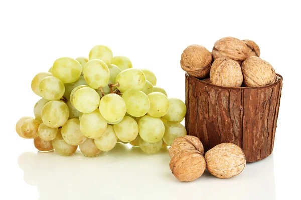 Uva verde con frutos secos aislados en blanco —  Fotos de Stock