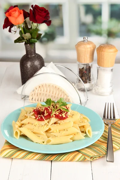 Rigatoni plat de pâtes avec sauce tomate sur table en bois blanc dans un café — Photo